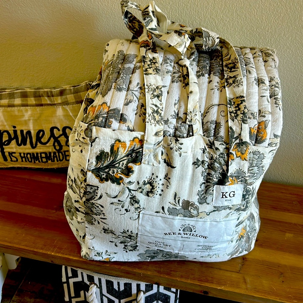 Gorgeous Bee & Willow King quilt